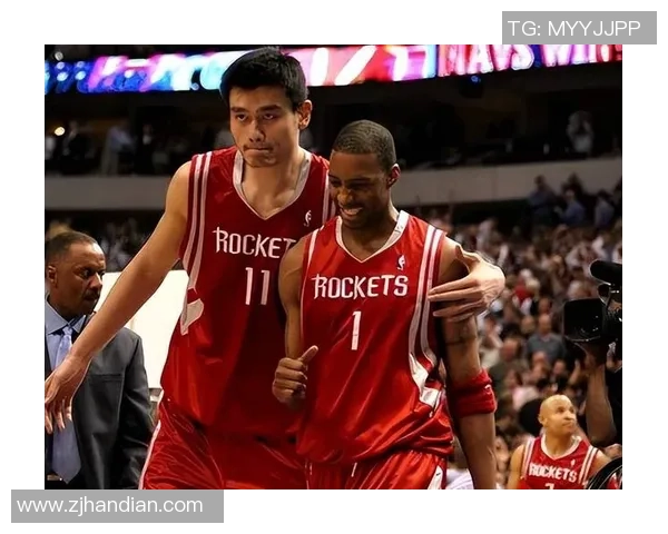 姚明与皮尔斯的经典对决瞬间回顾及精彩图片分享