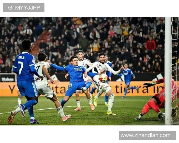 国王杯精彩对决皇马与那不勒斯2-2平局逆转瞬间引发全场热烈反响